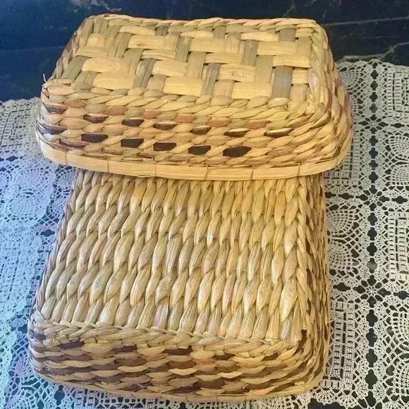 1980s Vintage Set of 2 Anchor
Hocking Amber Casserole Dishes in Baskets - Picture 5 of 16